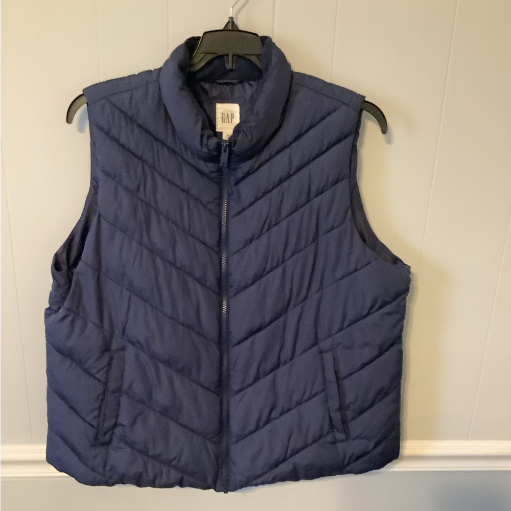 GAP Women's Navy Puffer Vest